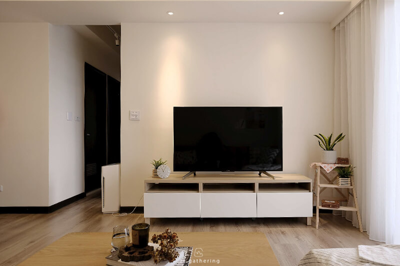 省下電視牆裝修的費用，利用傢俱與燈光也能營造好氣氛