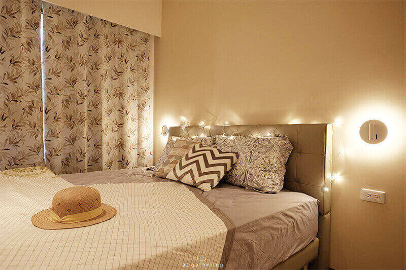 主臥床頭兩側壁燈能當照明及閱讀燈使用